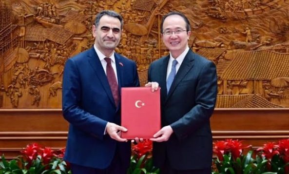 Pekin Büyükelçisi Selçuk Ünal Güven Mektubunu sundu